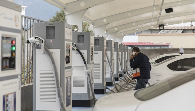 核心原材料价格翻倍推高成本 电池企业利润下滑成“夹心层”