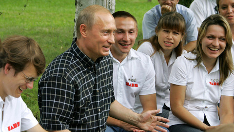 从“纳什”到“青年军”：俄罗斯的“青年争夺战”