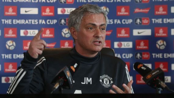 欧冠出局、联赛无望夺冠 穆里尼奥触发球迷不满