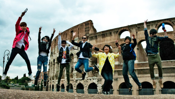 【文娱早报】《花儿与少年》第四季停播 成龙成为“香港演艺界内地发展协进会”首任会长