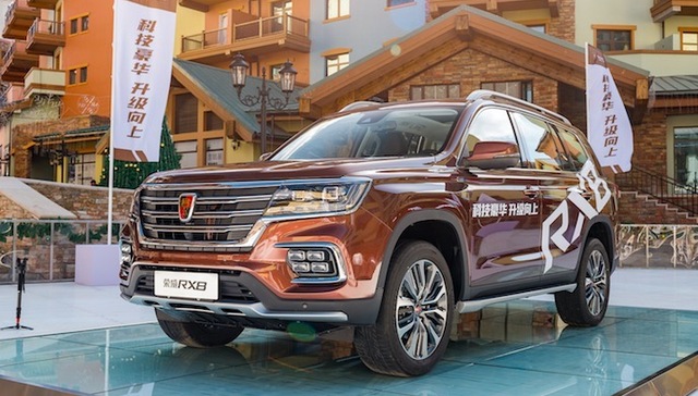 荣威用这辆车爬上了32°的滑雪赛道