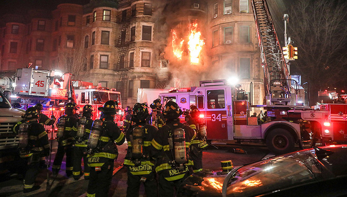 诺顿电影《布鲁克林孤儿》片场发生火灾 有消防员丧生