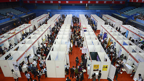 从结构转型看中国“经济增长下台阶，就业市场上台阶”