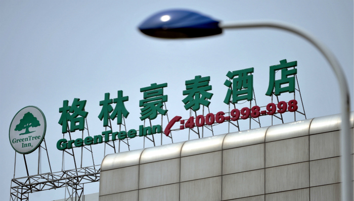 格林豪泰IPO规模减半 交易首日仍破发7%