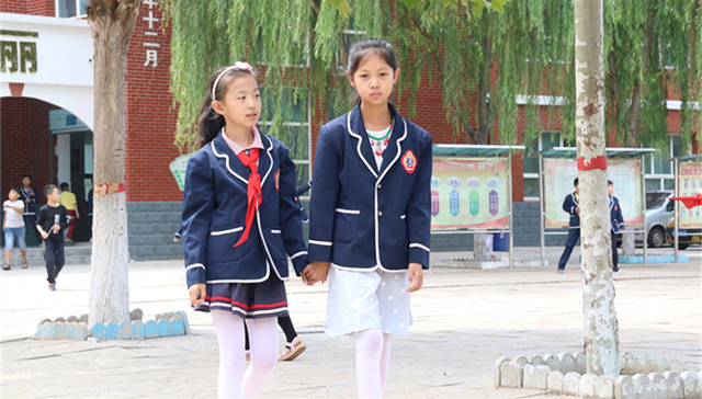 过敏症状,中小学生,穿上身,穿校服,家长,军训服,法制日报,校服腐败案,附中,夏装