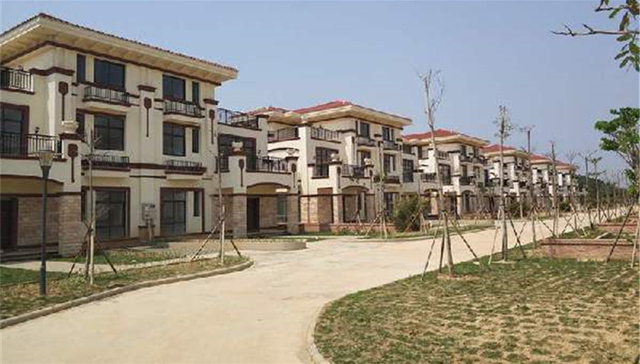 官湖村,贫困村,分配方式,戏台,旧房,村民代表会议,别墅群,住房需求,小桥,遂城镇