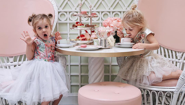 这位妈妈的全职工作是把两个女儿捧成网红