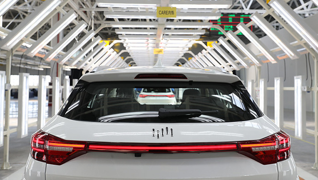 威马在自建工厂里下线了第一台量产车 挑战“蔚来代工造车”模式