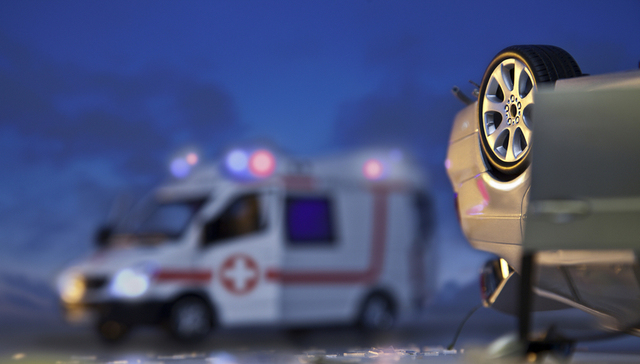 菲律宾一载5人汽车坠崖 致中国乘客1死3伤