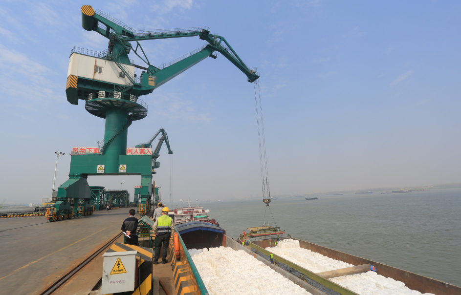 万吨货轮靠岸码头