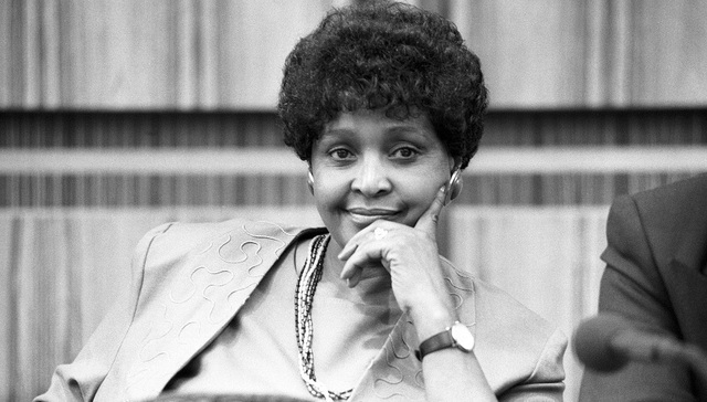 南非争议“国母”温妮·曼德拉去世 曾是反种族隔离旗帜人物