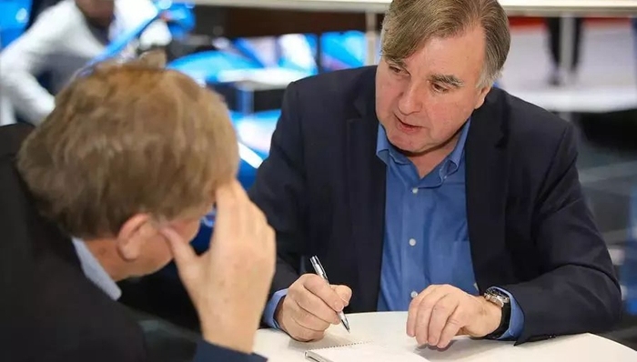 他是让吉利走向国际市场的关键人物