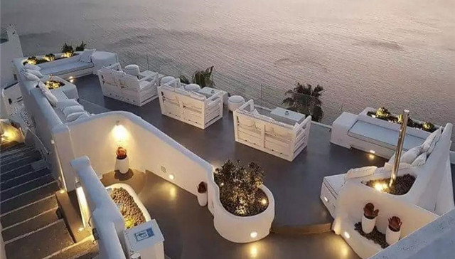 它只有70平米的游泳池，但每个人都能从房间游到大露台！