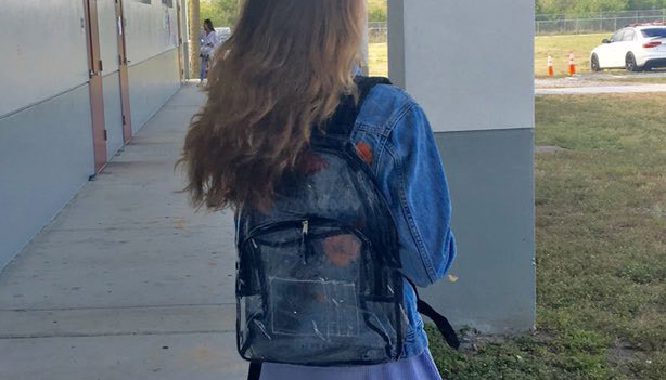 美国一中学要求学生背透明书包上学，为了安全