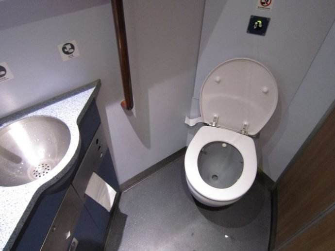 高铁上的便便都哪里去了 真的是“一泻千里”吗？