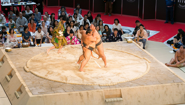 女市长想上相扑台致辞却遭拒 日本“国技”为何歧视女性？