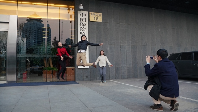 【财经24小时】银保监会1号文面世 7城发布公证摇号购房政策