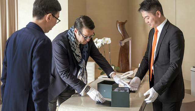 高级制表品牌爱彼开电商，首单配送员名叫刘强东