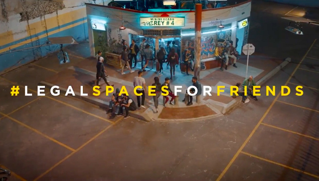 这个假装的“街角酒吧”或许能给被禁止在街头饮酒的哥伦比亚人一点慰藉