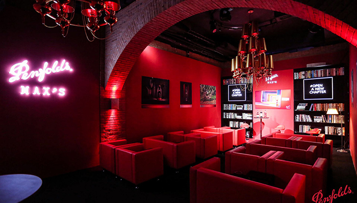 在奔富新开的快闪酒吧里，黄伟文说关于美酒的歌词《葡萄成熟时》已是最理想