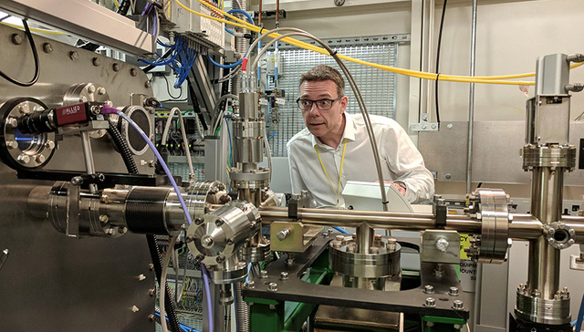 科学家意外生成“吃塑料”酶 有望解决白色污染难题