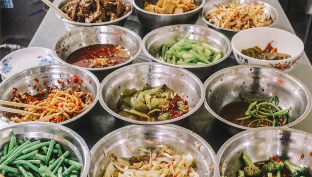 拖着行李下火车，米粉店是长沙人要回的第一个“家”