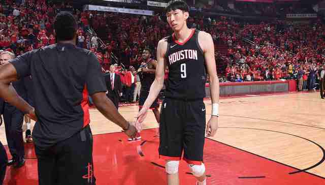 【体育晚报】NBA季后赛火箭大胜周琦首秀 名帅波波维奇妻子去世