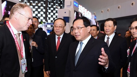 打造领先技术展示新平台 李强宣布第六届上交会开幕