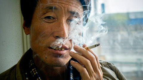 【绿皮火车专题之五】在车厢连接处，与他们度过一支烟的时间