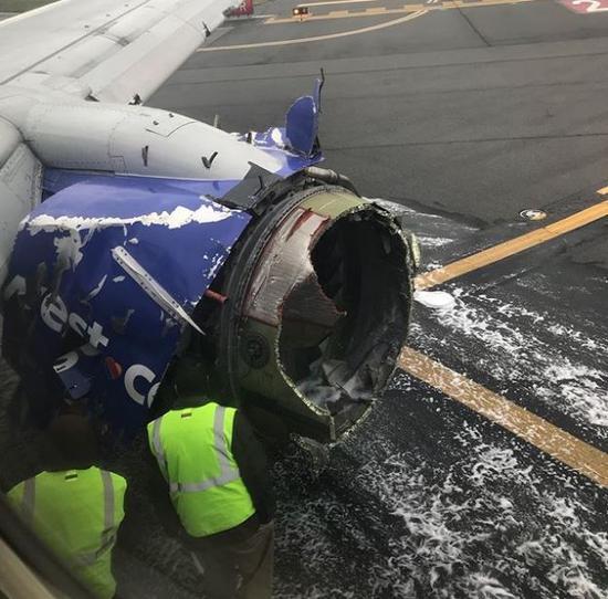 西南航空班机迫降途中   旅客氧气面罩几乎都没戴对