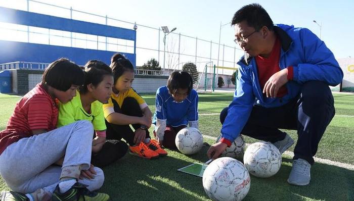 贫瘠大山里的足球童话：给孩子展示了人生的另一种可能