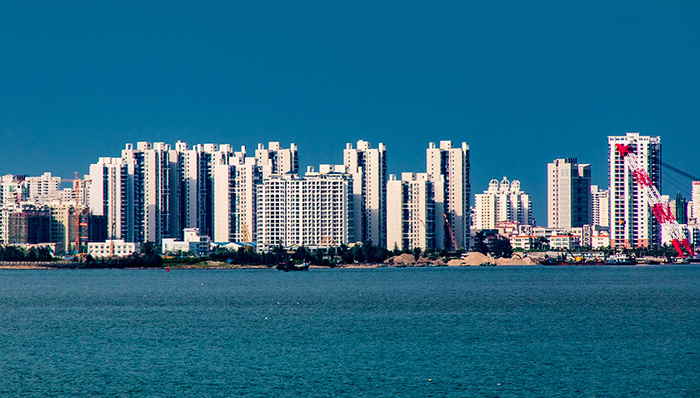 【界面早报】海南岛内实行全域限购  商务部收到美方希来北京进行磋商的信息