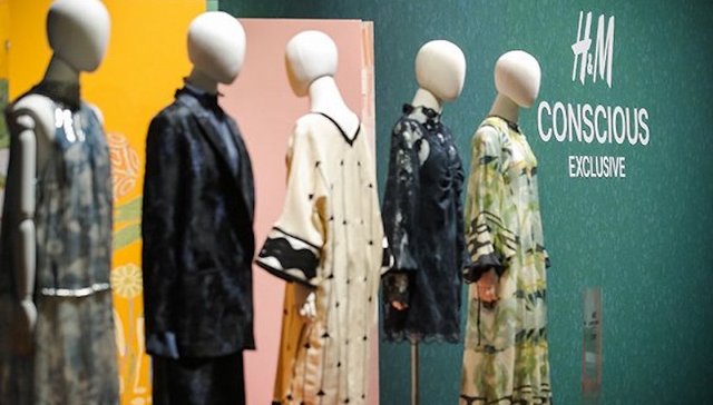 【是日美好事物】H&M又用再生材料做了礼服裙 以及最新一代网红手袋串满珍珠