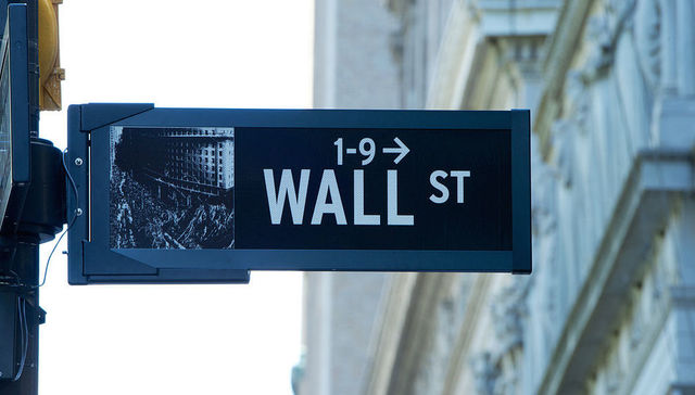 在傲慢的华尔街上 有一群聪明、精英、天天加班的利己主义者