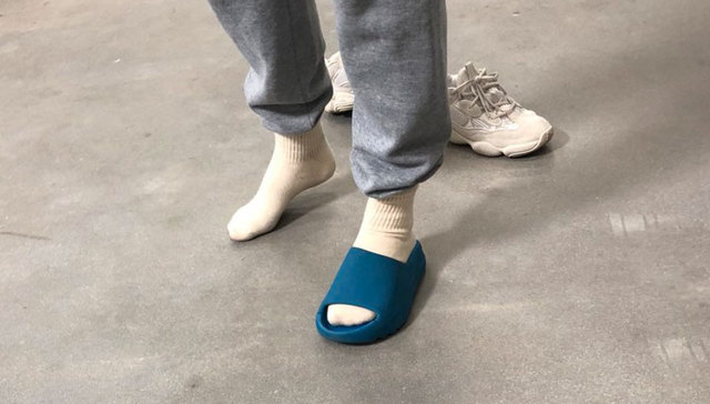 侃爷晒新款椰子拖鞋，不料遭到网友群嘲