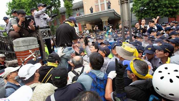 台湾,八百壮士,强攻,立院,警民冲突,逮捕