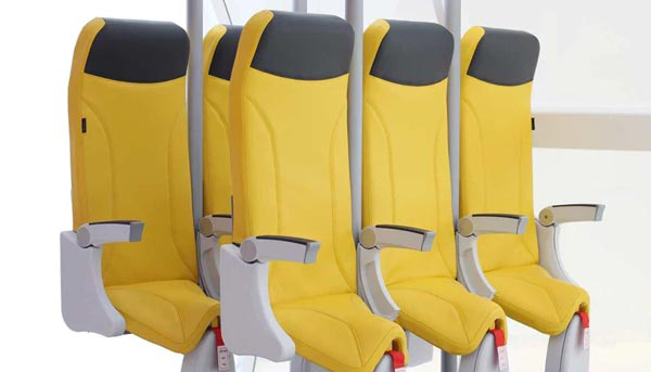 飞机座椅间距不断收窄 有公司甚至设计出了“站立”座椅