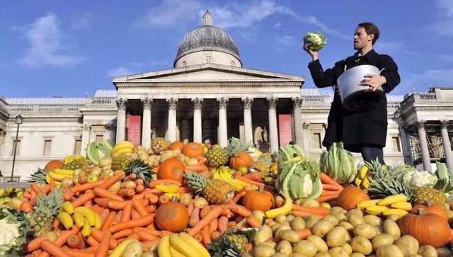 为什么明明有足够多的粮食  却还有八亿人在挨饿？