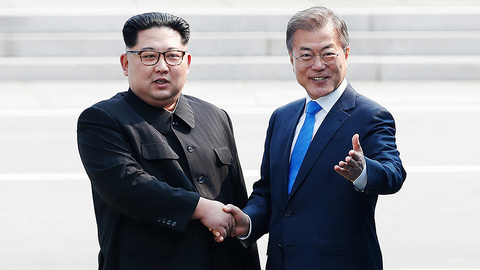 【视频】历史性握手！金正恩邀请文在寅跨越军事分界线