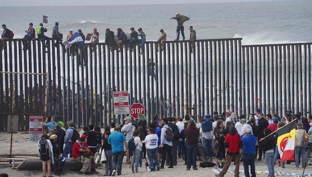 【天下头条】数千移民在美墨边界集结 英法德称维持伊核协议是阻止核威胁最好办法