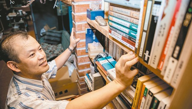 【专访】马来西亚作家黄锦树：我早已没有故乡 故乡只在我的写作里