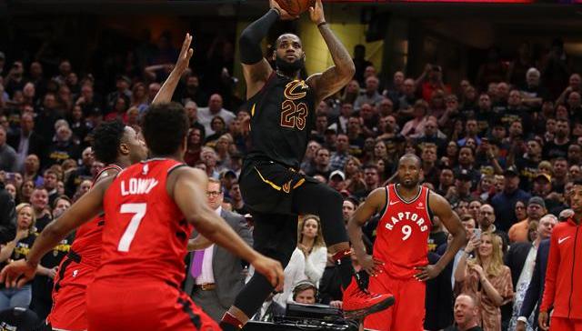 后场奔袭漂移绝杀  詹姆斯的表演就是天神下凡