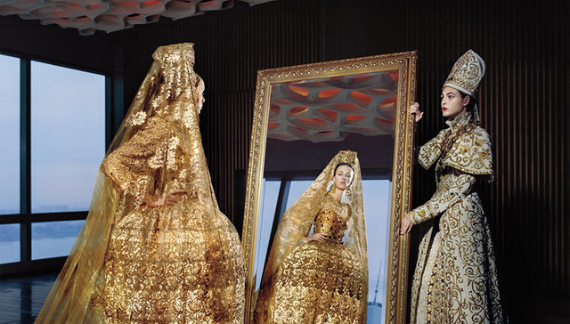 今年的MET GALA办成了一幅宗教壁画