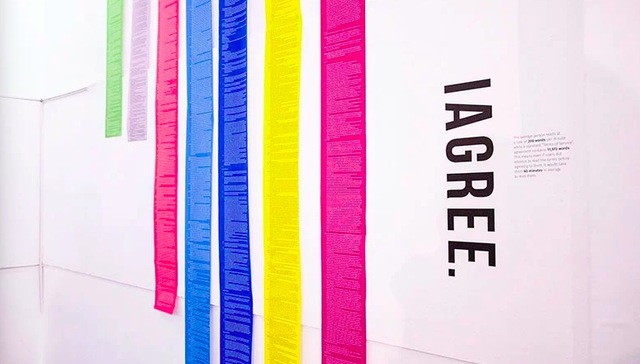 把社交媒体长长长长的隐私条款做成艺术装置是什么样？