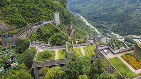 【汶川十年】20亿景区毁了 废墟上他再造“九皇山”