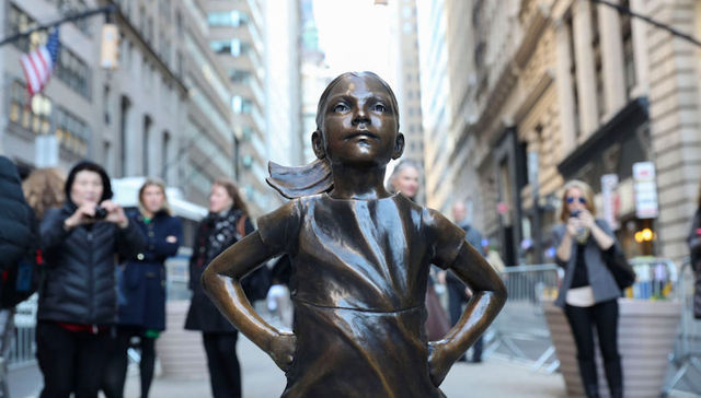 在华尔街盯着公牛的“无畏女孩” 真的帮女性广告人找到了工作