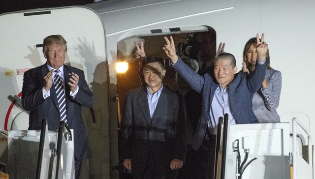 特朗普亲自迎接三名获朝鲜释放的美国公民 感谢金正恩