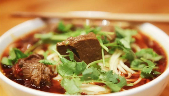 重庆这碗面，辣子香豌杂糯，调料板眼嘿多！