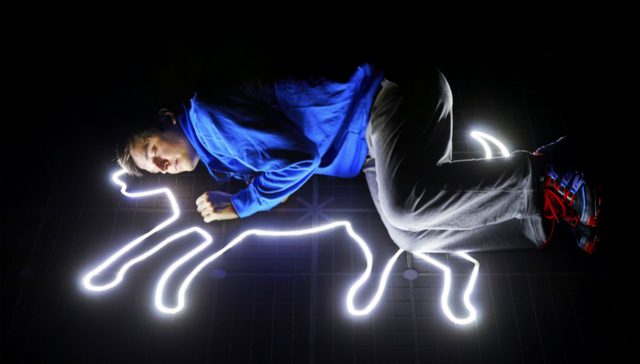 【专访】话剧导演金·皮尔斯：《深夜小狗离奇事件》为精神多样性的故事拓了荒