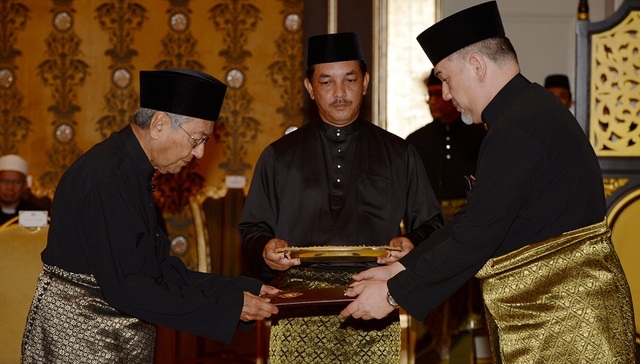 马哈蒂尔宣誓就任马来西亚总理 成世界最年长政府领导人